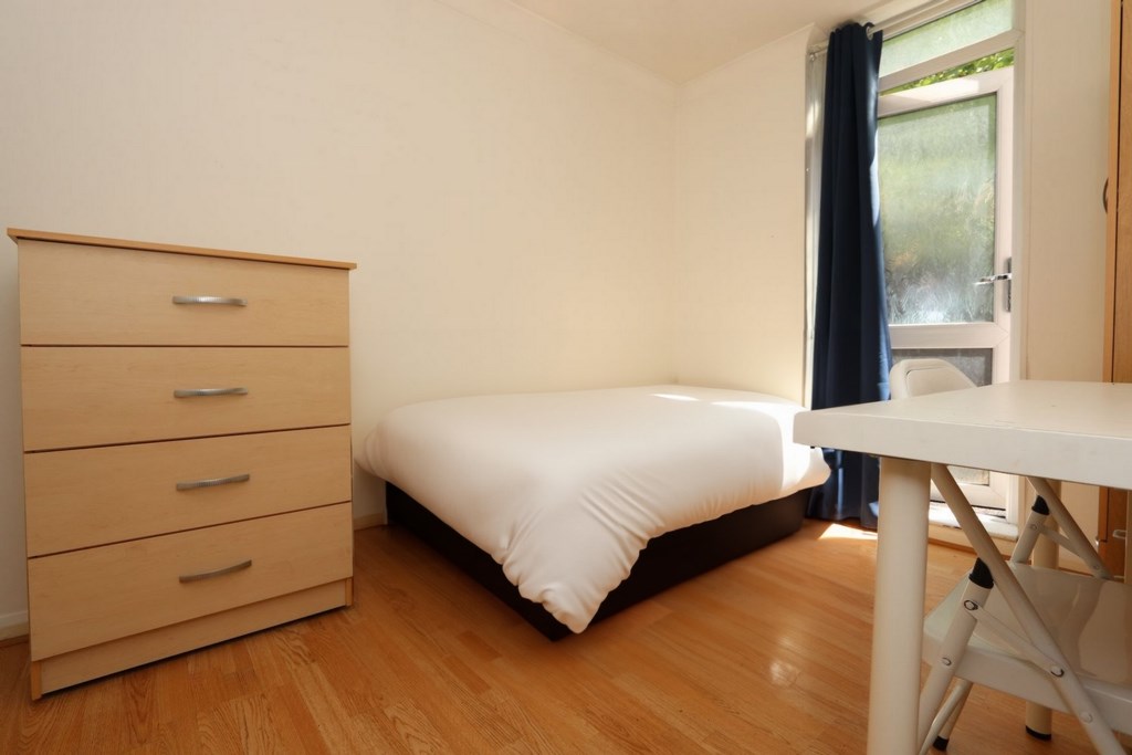 Similar Property: Single Room in Island Gardens