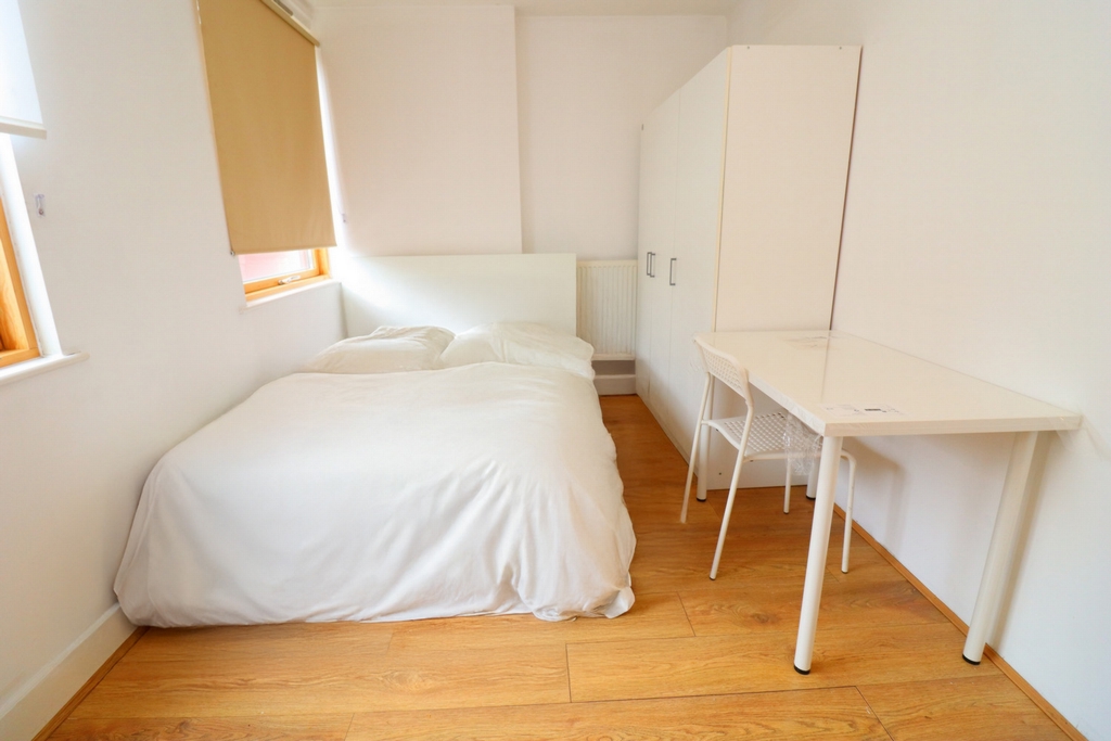 Similar Property: Double Room in South Quay,Isle of Dogs