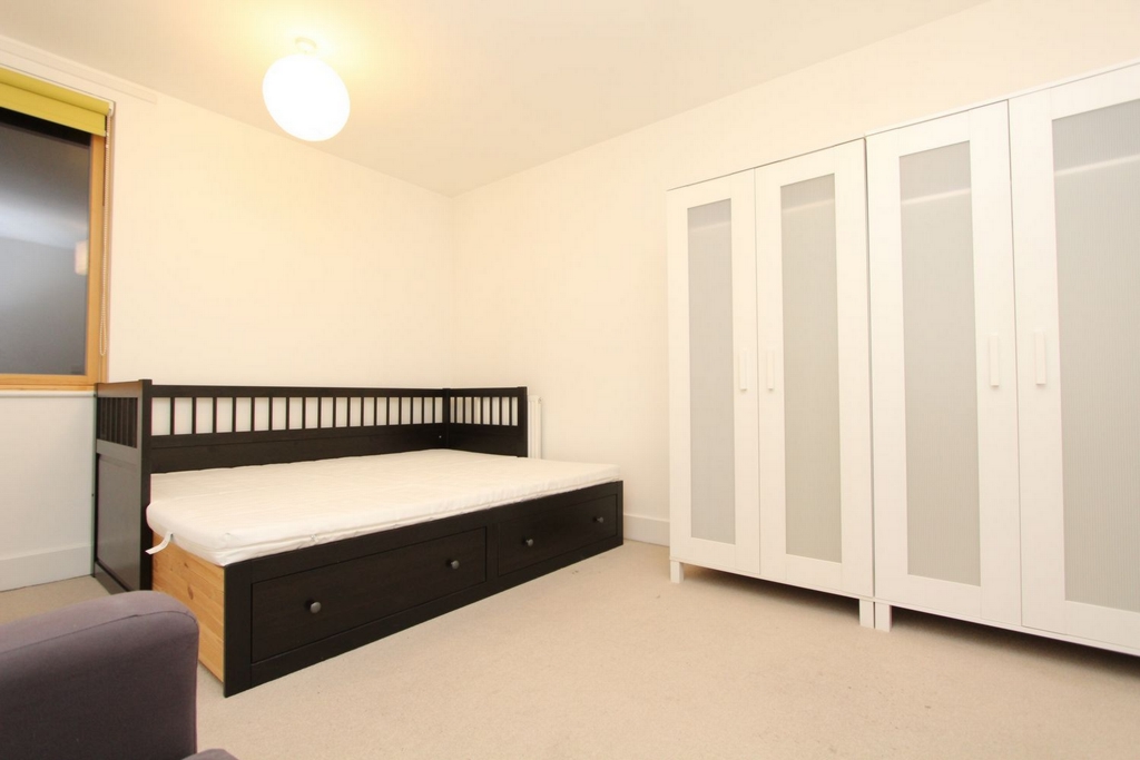 Similar Property: Double Room in South Quay,Isle of Dogs