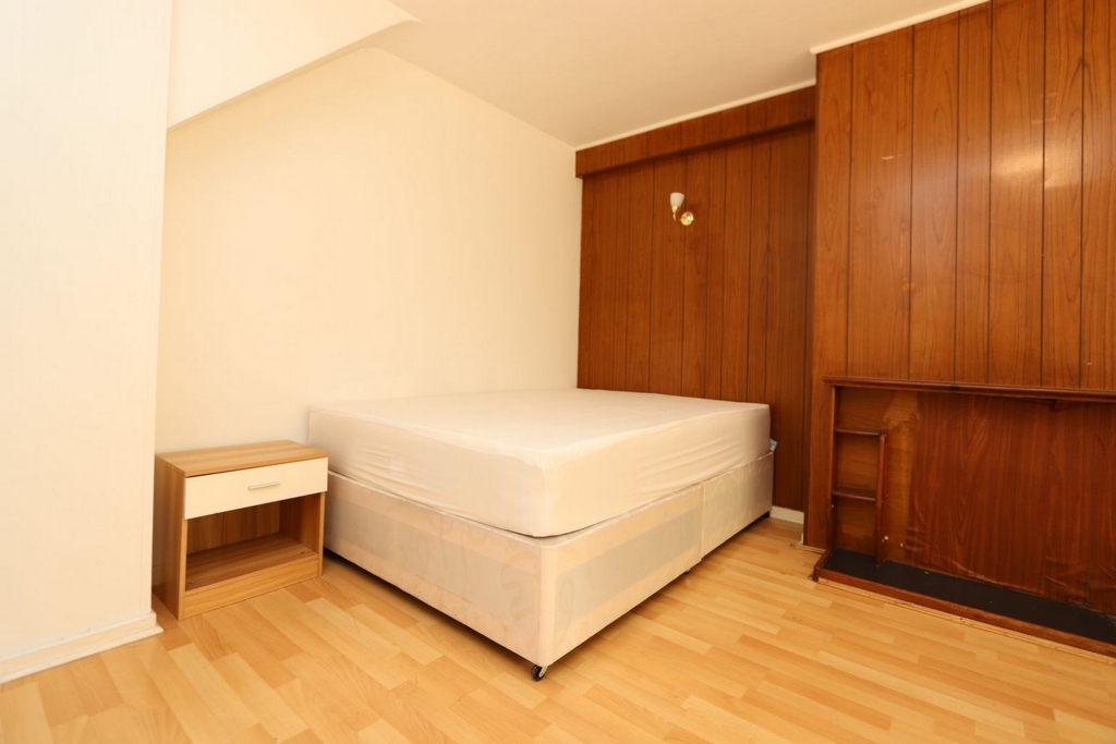 Similar Property: Double room - Single use in West Ham,Canning Town) Similar Property: Double room - Single use in West Ham,Canning Town