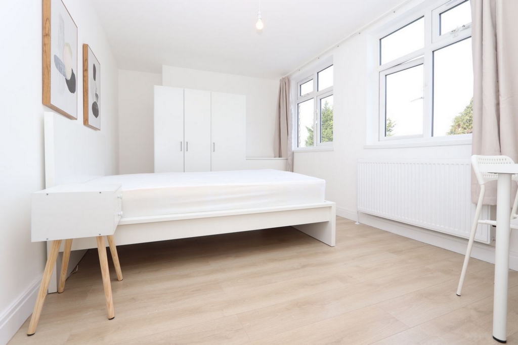 Property To Rent Basildon Avenue, Ilford, IG5 Double room Single