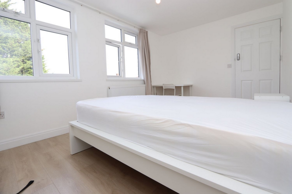 Property To Rent Basildon Avenue, Ilford, IG5 Double room Single