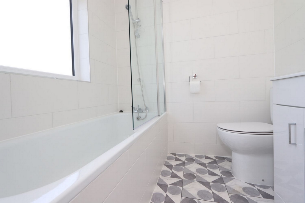 Property To Rent Basildon Avenue, Ilford, IG5 Double room Single