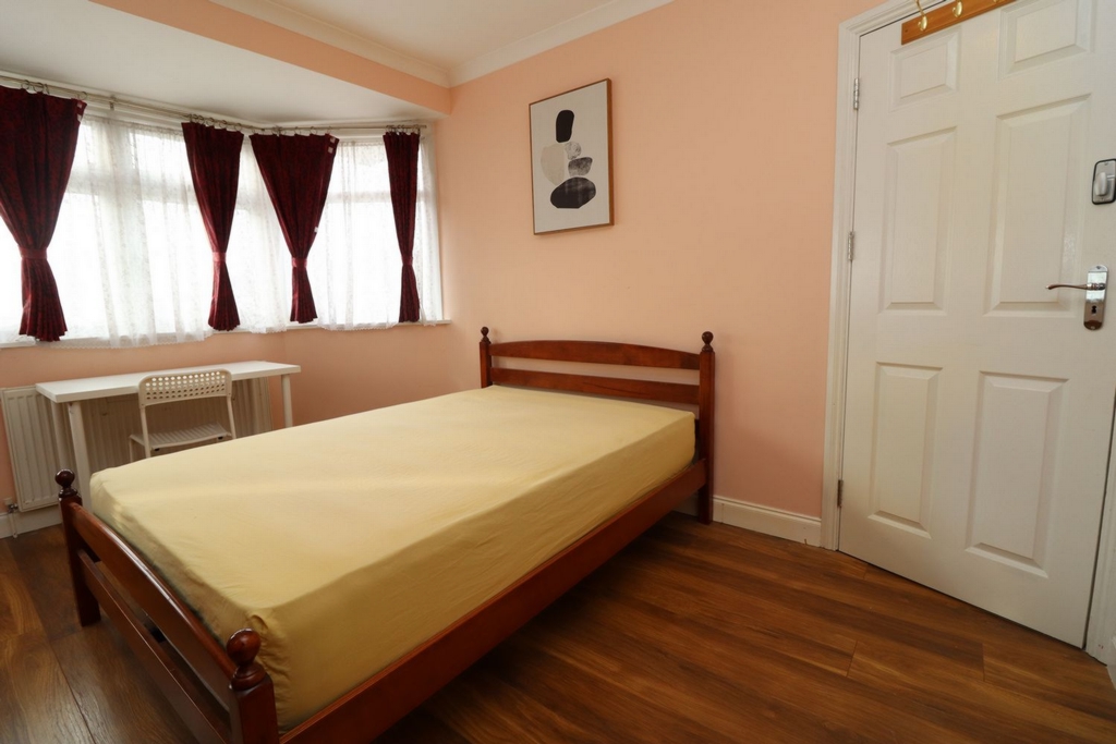 Similar Property: Double room - Single use in Sutton