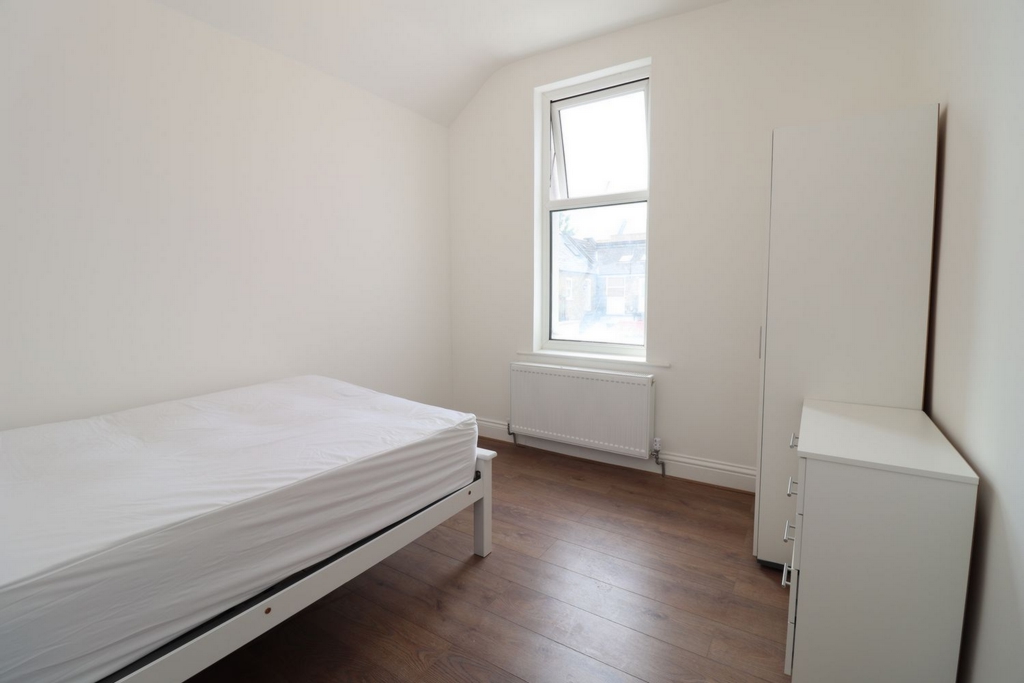 Similar Property: Double room - Single use in Colliers Wood
