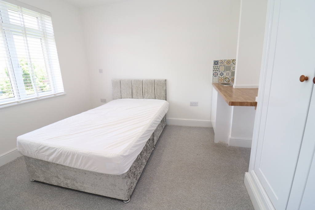 Similar Property: Double room - Single use in Morden