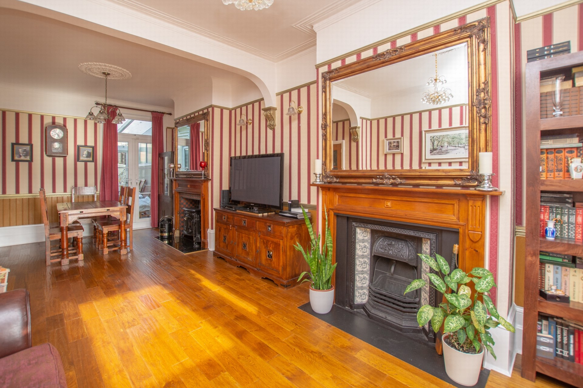 Sitting/dining room