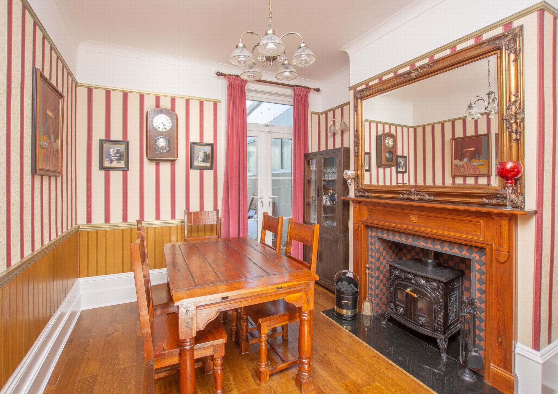 Sitting/dining room