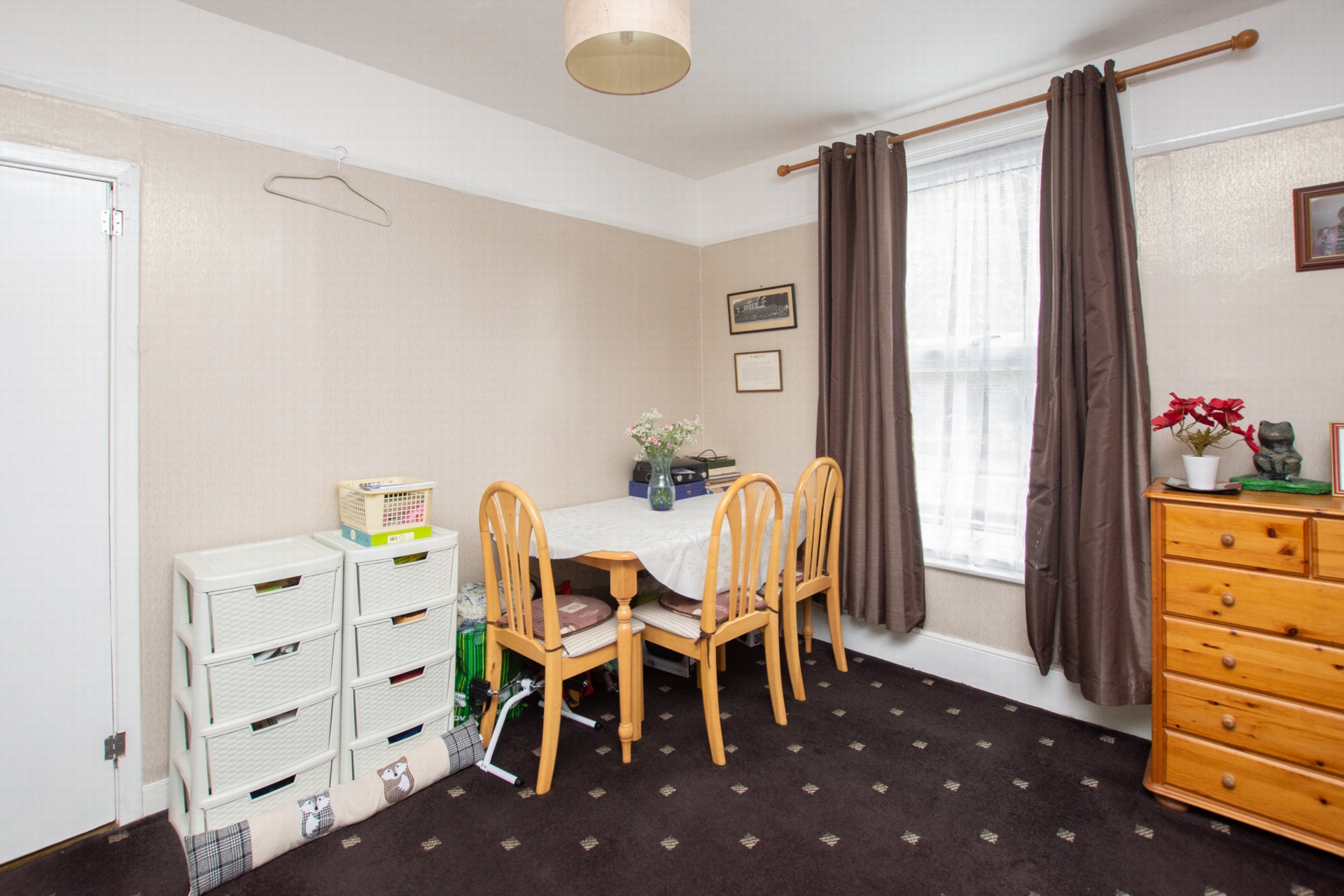 Sitting/dining room