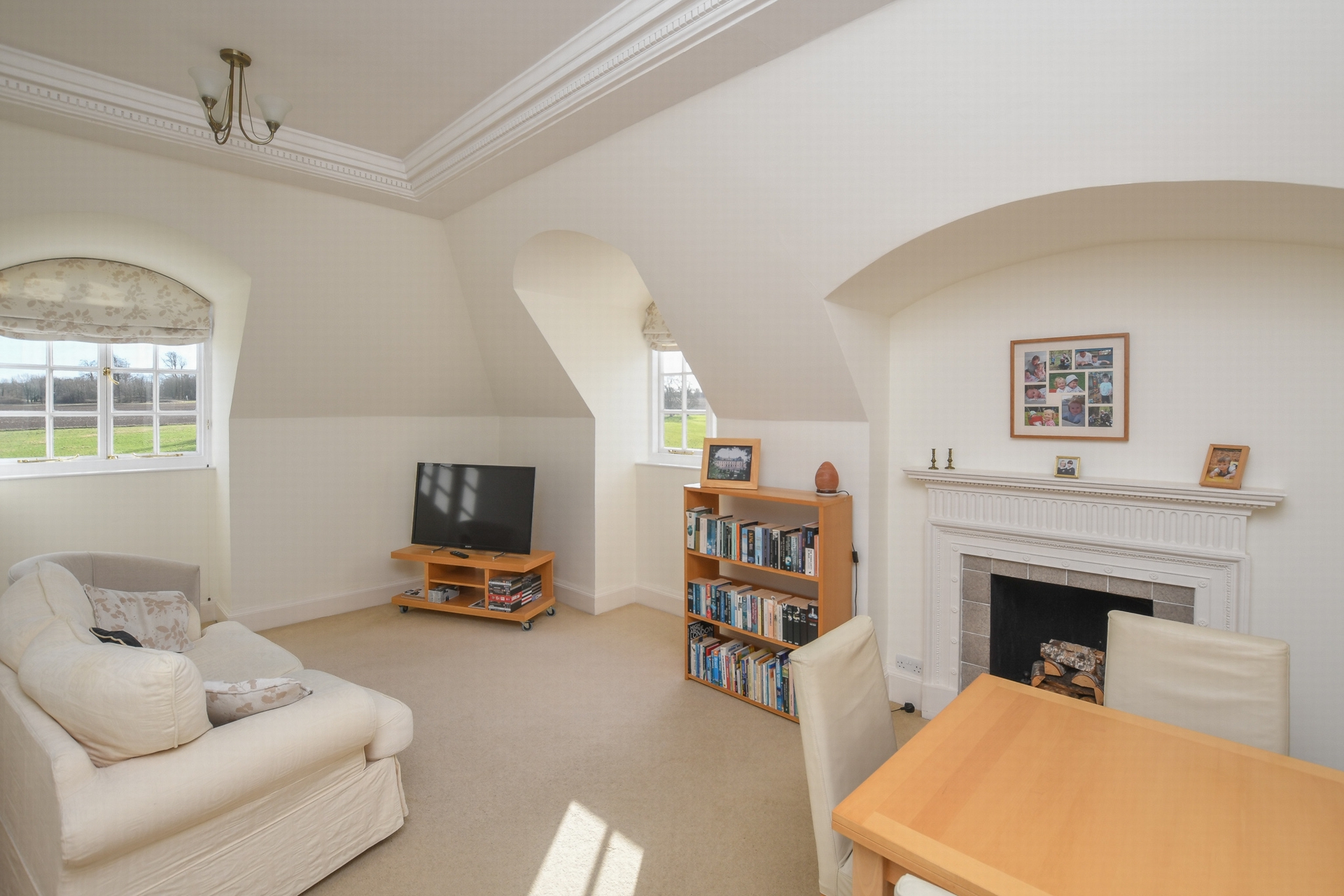 Sitting/dining room