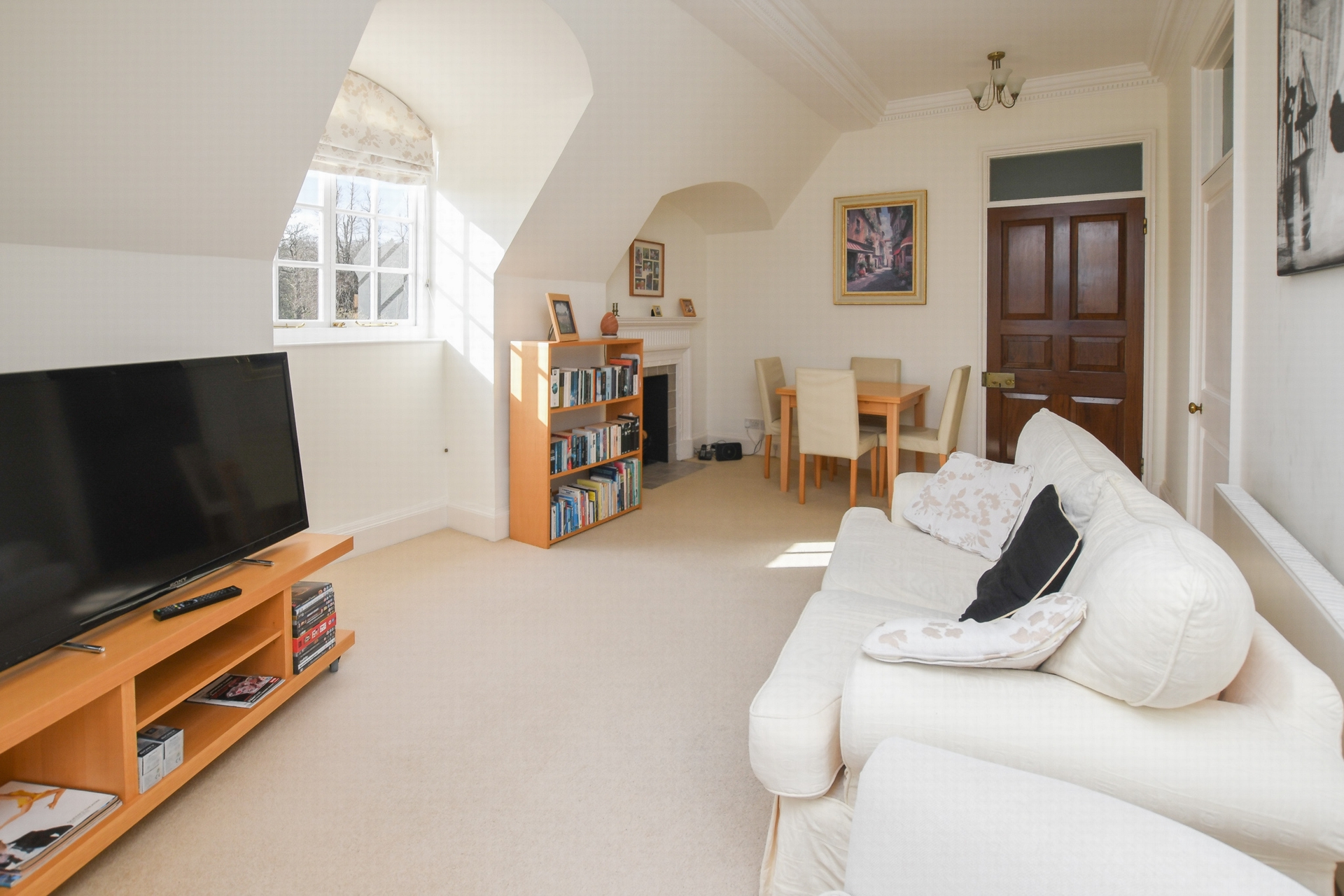 Sitting/dining room