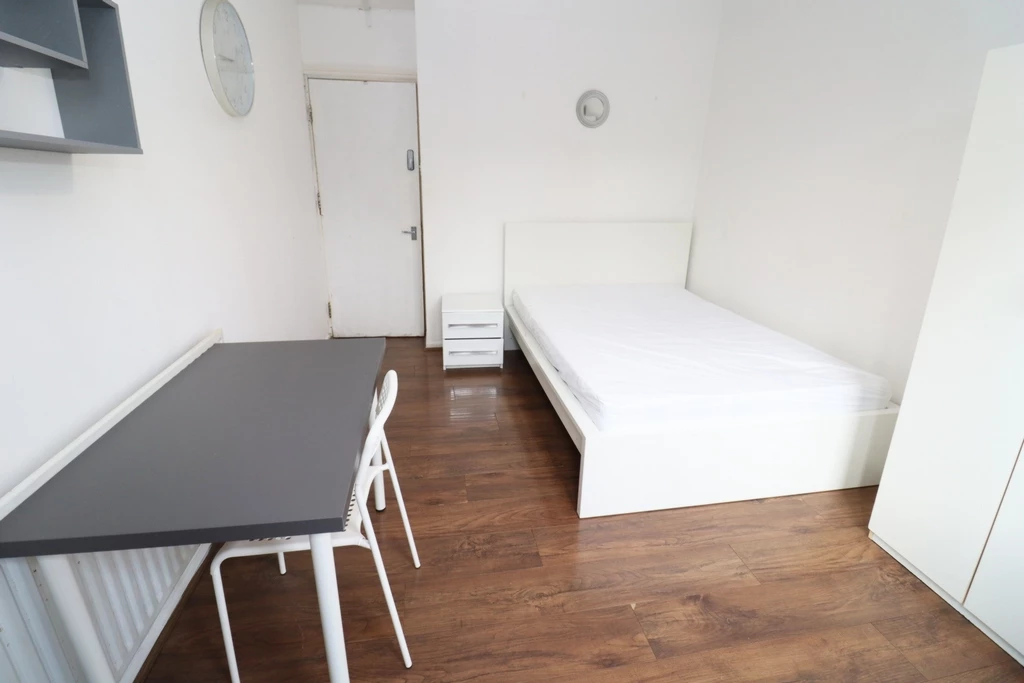 Similar Property: Double room - Single use in Island Gardens