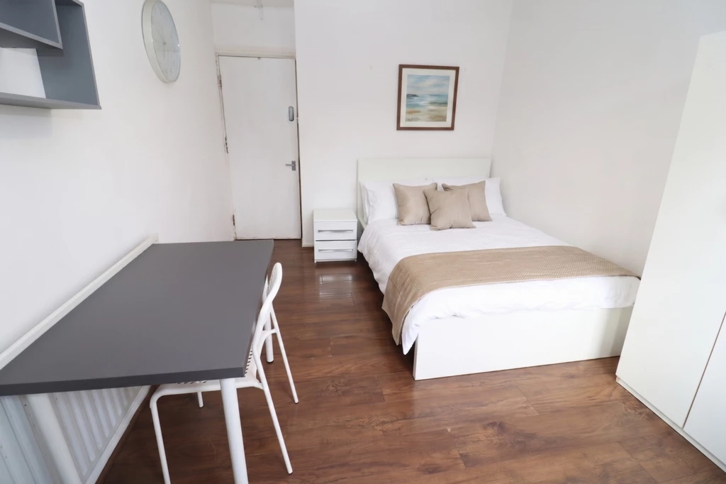 Similar Property: Double room - Single use in Island Gardens