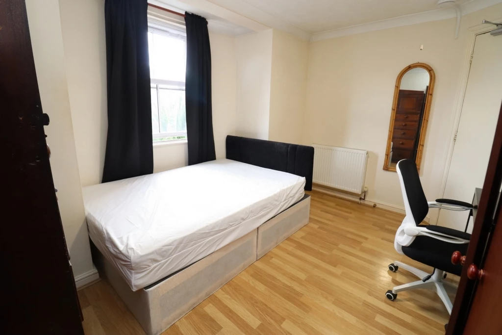 Similar Property: Ensuite Single Room in Island Gardens