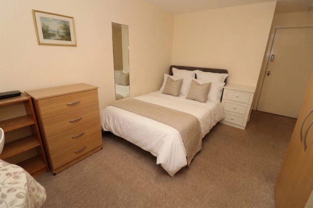 Similar Property: Double room - Single use in Island Gardens
