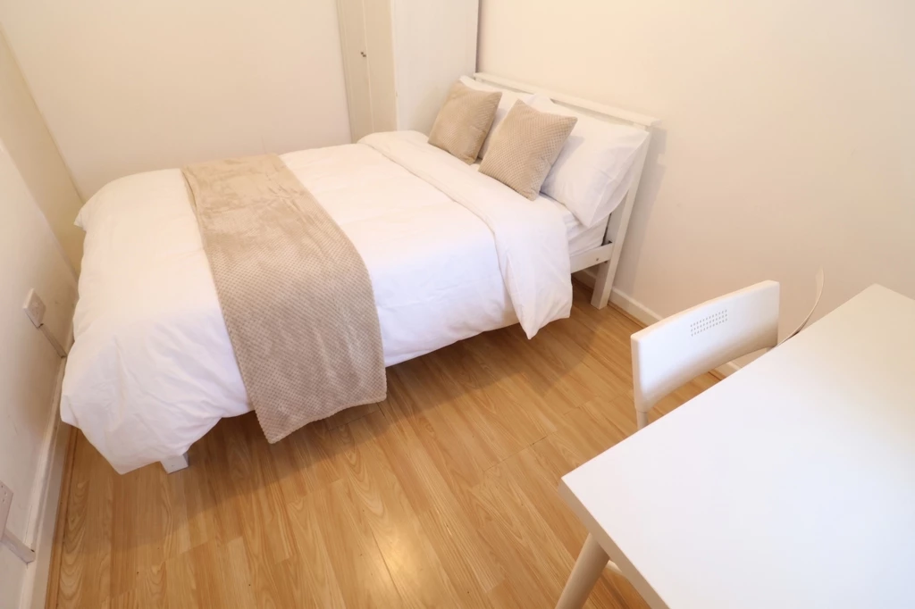 Similar Property: Single Room in Crossharbour,South Quay
