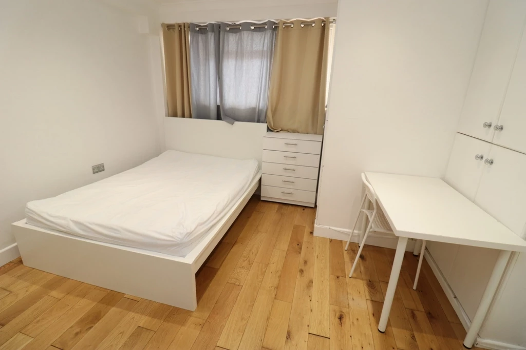Property photo: Jamestown Way, E14