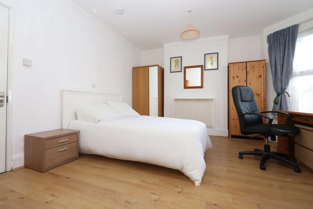 Similar Property: Double Room in Turnpike Lane