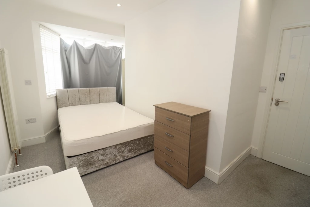 Property photo: Hillcross Avenue, SM4