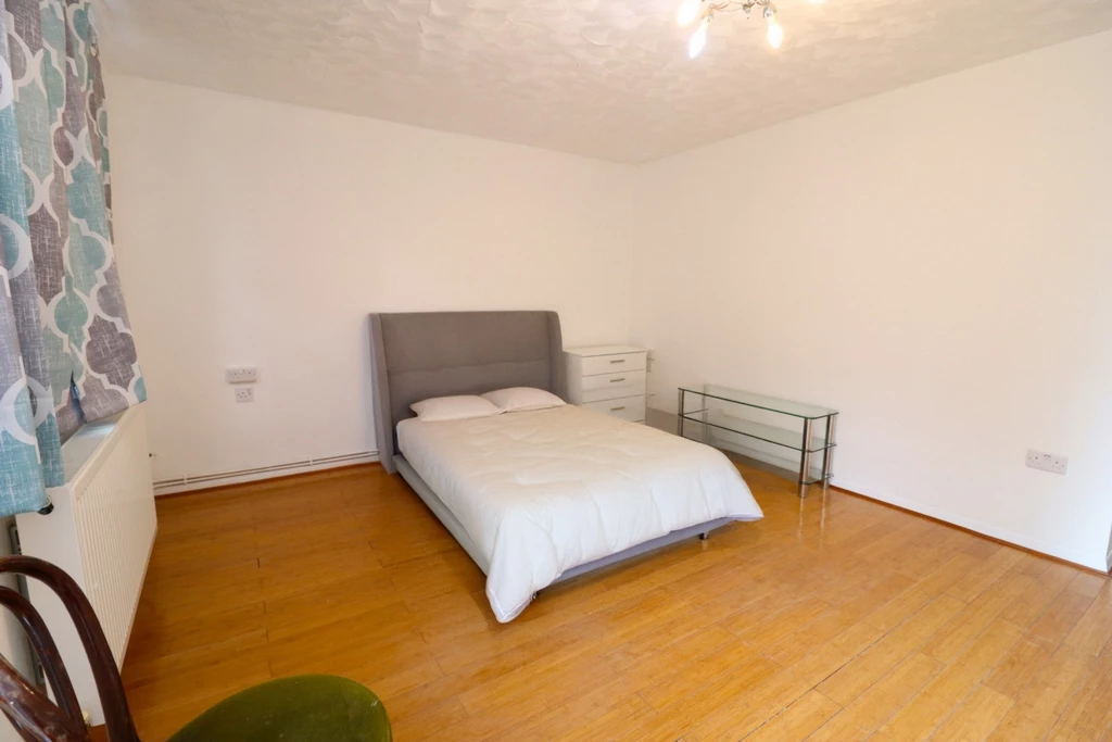 Similar Property: Double Room in Island Gardens