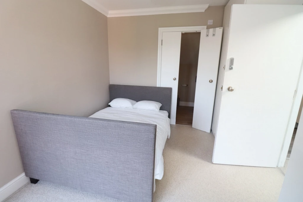 Similar Property: Ensuite Single Room in Acton Central