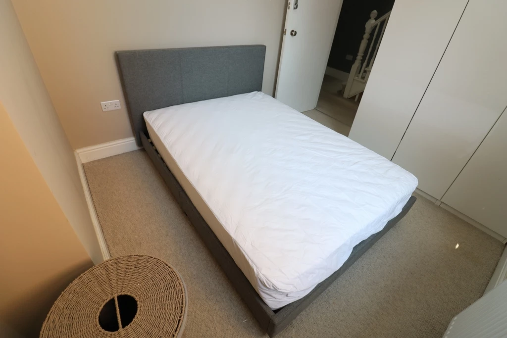 Similar Property: Double room - Single use in Acton Central