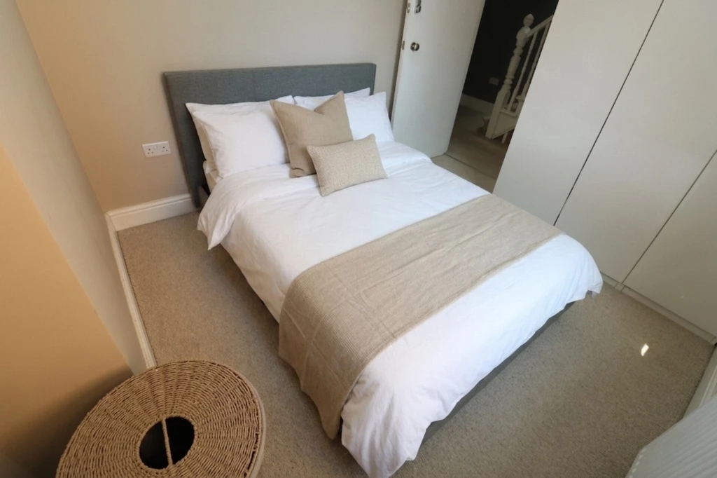 Similar Property: Double room - Single use in Acton Central
