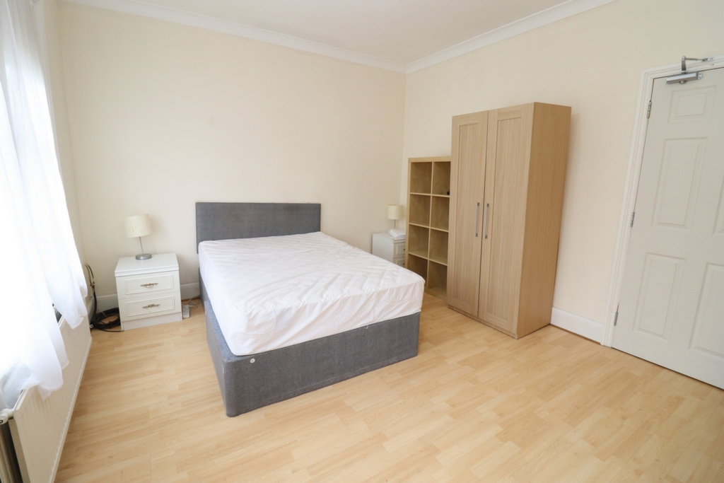 Similar Property: Double Room in West Ealing Similar Property: Double Room in West Ealing