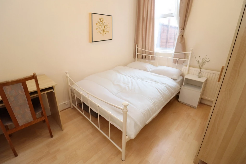Property photo: Connaught Road, W13