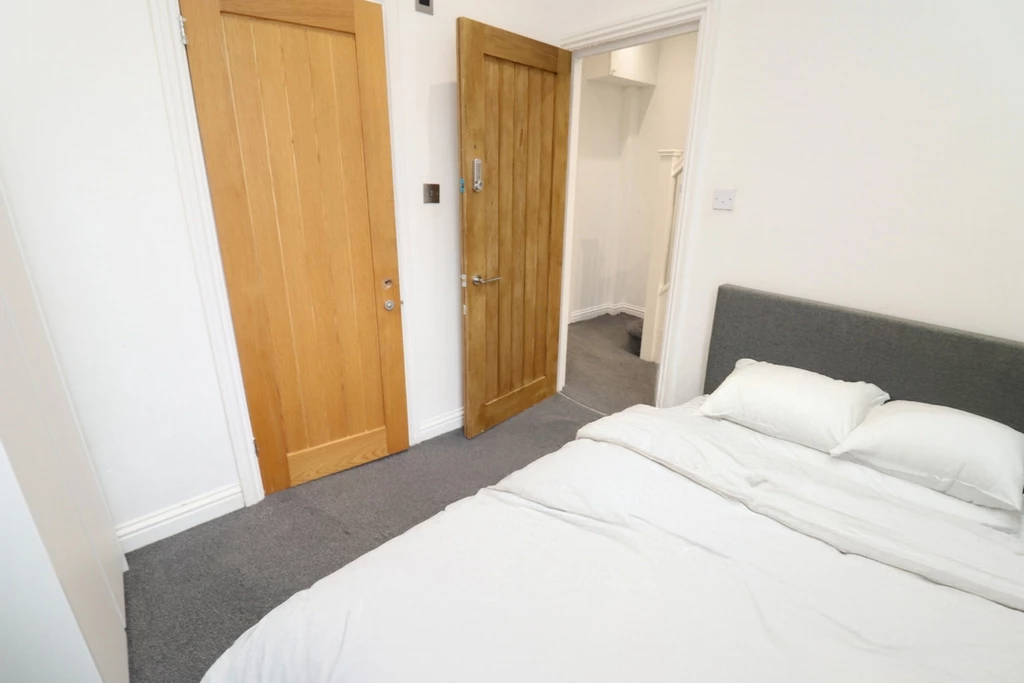 Similar Property: Ensuite Single Room in Acton Town
