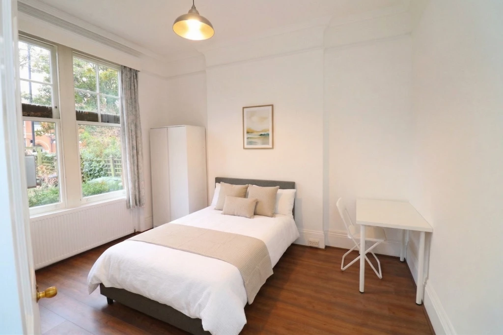 Similar Property: Double room - Single use in Ealing Broadway