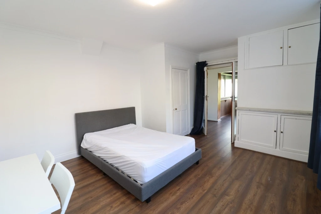 Similar Property: Double room - Single use in Ealing Broadway