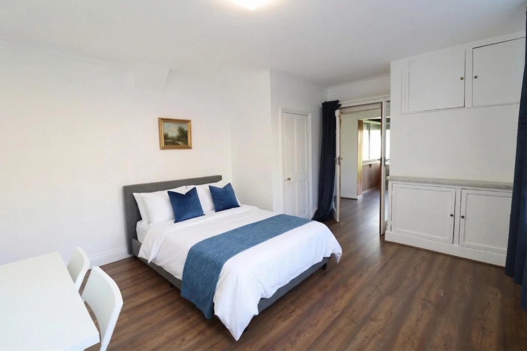 Similar Property: Double room - Single use in Ealing Broadway