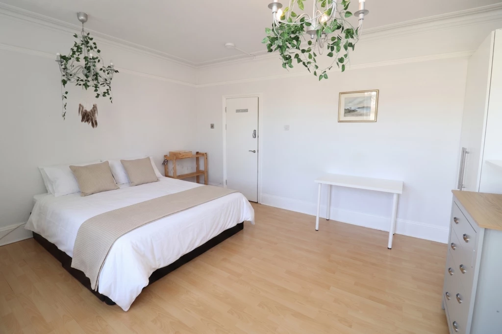 Similar Property: Double room - Single use in West Ealing