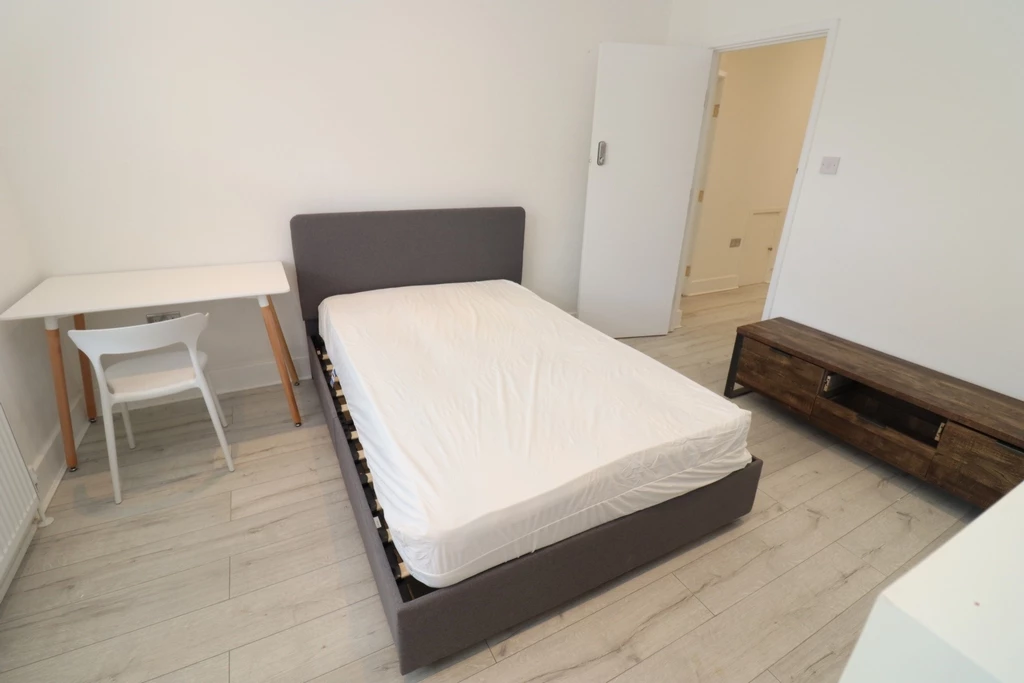 Similar Property: Double room - Single use in North Acton