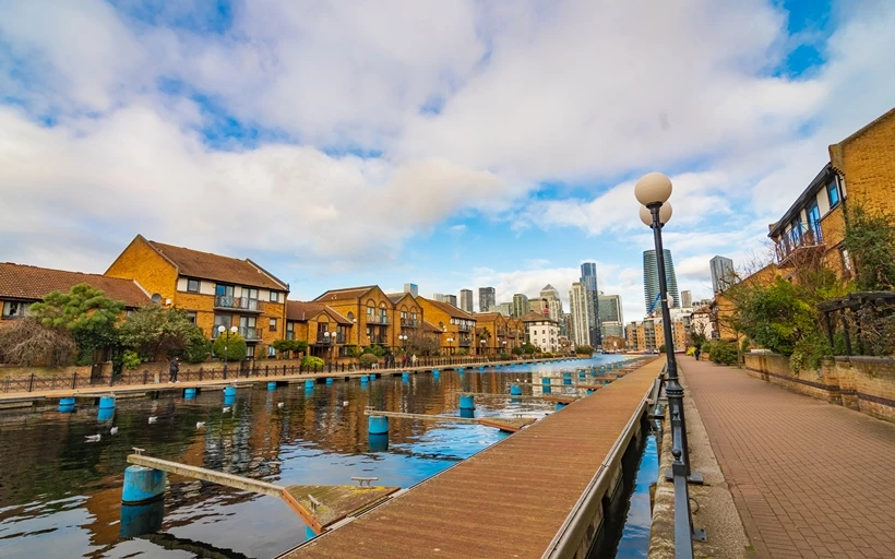 The view of Clippers Quay E14 looking toward Canary Wharf from Falcon Way