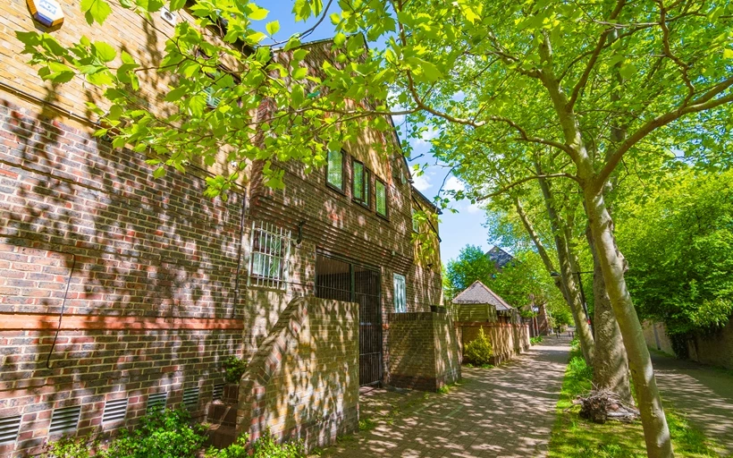 Leafy Greenland Quay in SE16