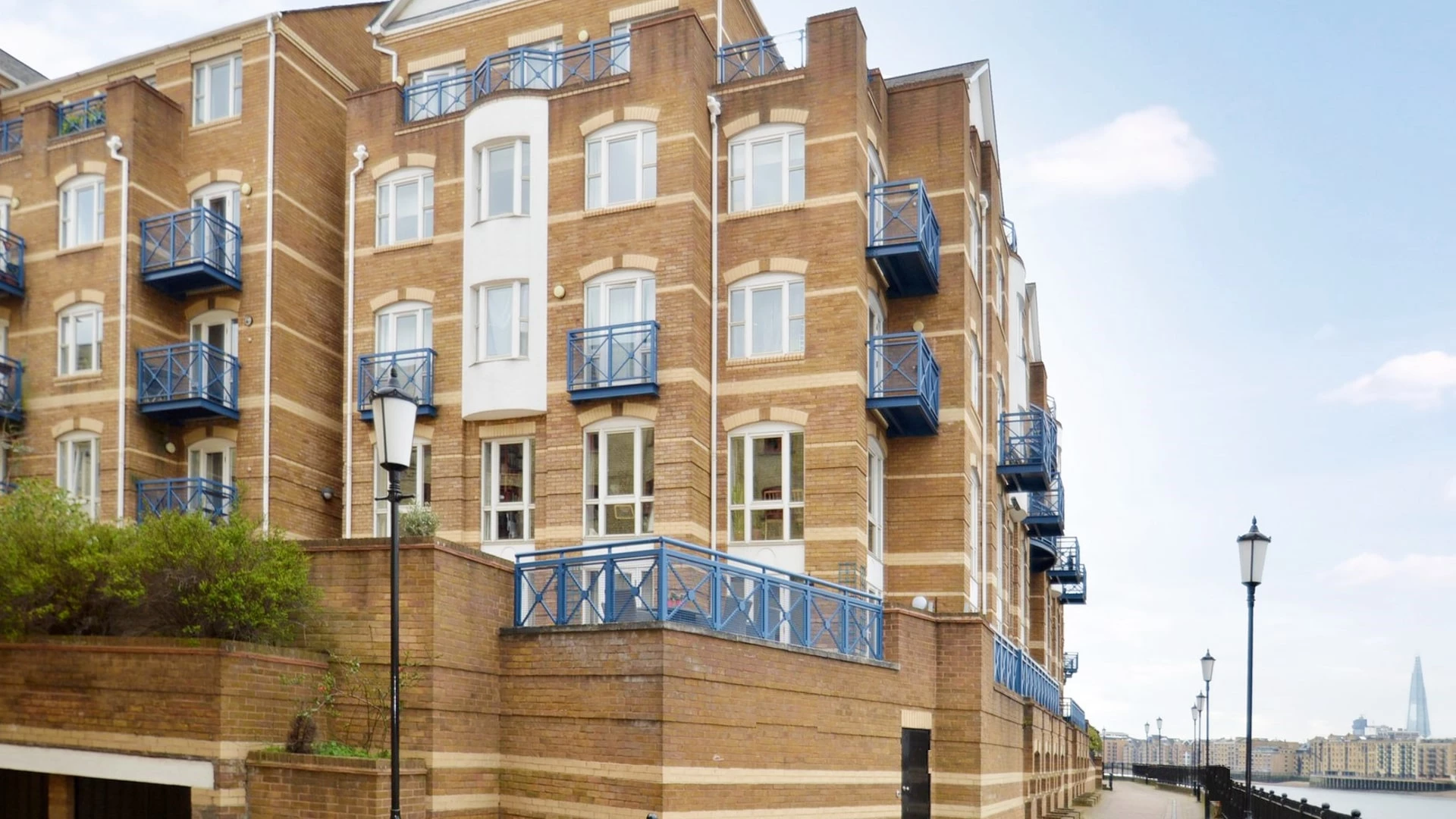 King & Queen Wharf's swimming pool